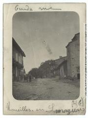 1 vue  - Noueilles-en-Lauragais (Haute-Garonne) : Grande-rue. - Toulouse : maison Labouche frères, [entre 1900 et 1940]. - Photographie (ouvre la visionneuse)