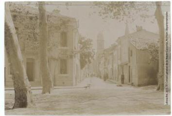 2 vues  - Revel : la rue de l\'Eglise. - Toulouse : maison Labouche frères, [entre 1900 et 1940]. - Photographie (ouvre la visionneuse)