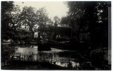 2 vues  - Saint-Gaudens : le jardin public : la pièce d\'eau. - Toulouse : maison Labouche frères, [entre 1920 et 1950]. - Photographie (ouvre la visionneuse)