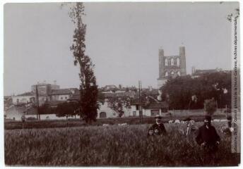 2 vues  - Villefranche-Lauragais : vue prise du Marés. - Toulouse : maison Labouche frères, [entre 1900 et 1920]. - Photographie (ouvre la visionneuse)