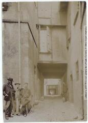 2 vues  - Villefranche-Lauragais : une vieille rue (canton merdous) ou \'vieille ruelle des Prêtres\'. - Toulouse : maison Labouche frères, [entre 1900 et 1920]. - Photographie (ouvre la visionneuse)
