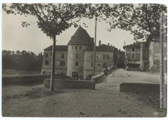 2 vues  - [Villemur-sur-Tarn : tour de défense et bâtiments dépendants]. - Toulouse : maison Labouche frères, [entre 1900 et 1940]. - Photographie (ouvre la visionneuse)