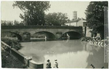2 vues - Le Gers. 29. Lombez : le pont sur la Save. - Toulouse : maison Labouche frères, [entre 1900 et 1940]. - Photographie (ouvre la visionneuse)