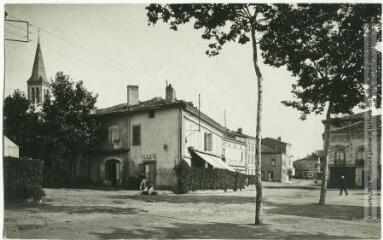 2 vues  - Le Gers. 44. Samatan : place Thiers. - Toulouse : maison Labouche frères, [entre 1900 et 1940]. - Photographie (ouvre la visionneuse)