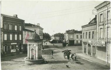 2 vues  - Le Gers. 47. Samatan : la fontaine et la Poste. - Toulouse : maison Labouche frères, [entre 1900 et 1940]. - Photographie (ouvre la visionneuse)
