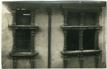 2 vues - Le Gers. 101. Sarramon [Saramon] : vieilles fenêtres Renaissance / photographie Henri Jansou (1874-1966). - Toulouse : maison Labouche frères, [entre 1900 et 1940]. - Photographie (ouvre la visionneuse)