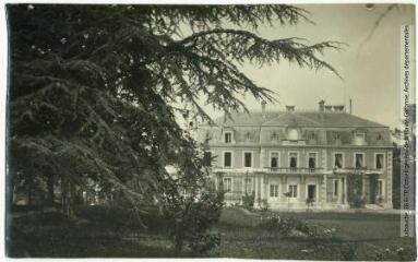 2 vues  - Le Gers. 377. Château de Lasserade près Plaisance / photographie Henri Jansou (1874-1966). - Toulouse : maison Labouche frères, [entre 1900 et 1940]. - Photographie (ouvre la visionneuse)