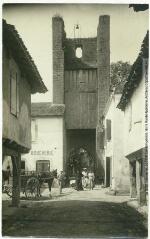 2 vues - Le Gers. 389. Tillac : la porte XVe s. / photographie Henri Jansou (1874-1966). - Toulouse : maison Labouche frères, [entre 1900 et 1940]. - Photographie (ouvre la visionneuse)