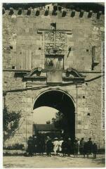 2 vues - Le Gers. 638. Environs de Lectoure. Lagarde : porte du vieux château. - Toulouse : maison Labouche frères, [entre 1900 et 1940]. - Photographie (ouvre la visionneuse)