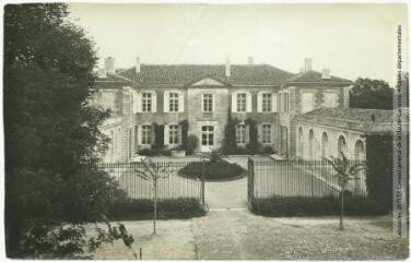 2 vues - Château d\'Avensac (Gers) : cour d\'entrée / photographie Henri Jansou (1874-1966). - Toulouse : maison Labouche frères, [entre 1900 et 1940]. - Photographie (ouvre la visionneuse)