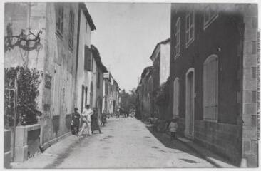 3 vues - Amou (Landes) : rue du Château-Vieux. - Toulouse : phototypie Labouche frères ; [s.l.] : édition Ch. Luquet, [entre 1905 et 1918]. - Carte postale (ouvre la visionneuse)