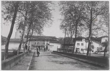 3 vues - Amou (Landes) : entrée de la ville. - Toulouse : phototypie Labouche frères ; [s.l.] : édition Ch. Luquet, [entre 1905 et 1918]. - Carte postale (ouvre la visionneuse)