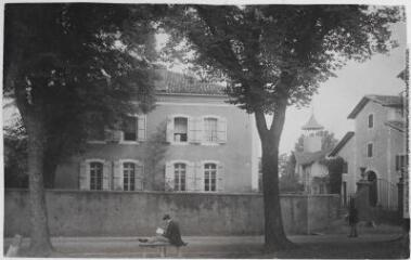 2 vues - Habas (Les Landes). 1. Villa \'La Vigne\' / photographie Henri Jansou (1874-1966). - Toulouse : maison Labouche frères ; [s.l.] : édition Tourtis, [entre 1900 et 1920]. - Photographie (ouvre la visionneuse)