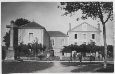 2 vues - Habas (Landes). 11. Ecole libre / photographie Henri Jansou (1874-1966). - Toulouse : maison Labouche frères, [entre 1900 et 1920]. - Photographie (ouvre la visionneuse)