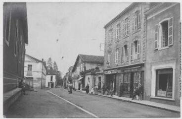 2 vues - Landes. Habas : rue Carnot. - Toulouse : maison Labouche frères, [entre 1900 et 1920]. - Photographie (ouvre la visionneuse)