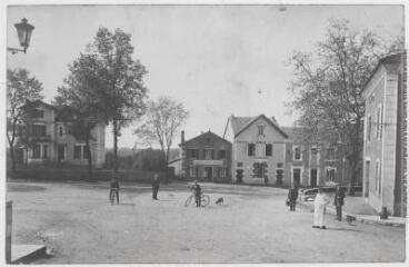2 vues Landes. Habas : quartier de la Poste. - Toulouse : maison Labouche frères, [entre 1900 et 1920]. - Photographie