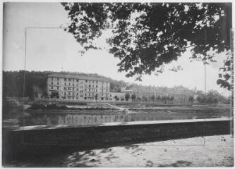 3 vues - 3. Dax : hôtels et chalet thermal des Baignots. - Toulouse : maison Labouche frères, [entre 1920 et 1950]. - Photographie (ouvre la visionneuse)