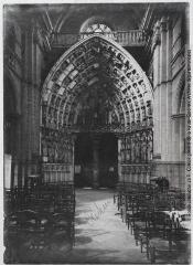 3 vues - 15. Dax : la cathédrale : portail gothique du XIIIe siècle. - Toulouse : maison Labouche frères, [entre 1920 et 1950]. - Photographie (ouvre la visionneuse)