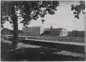 3 vues  - 26. Dax : les bords de l\'Adour et le Splendid. - Toulouse : maison Labouche frères, [entre 1920 et 1950]. - Photographie (ouvre la visionneuse)