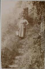 2 vues Lot. 132. Capdenac-le-Haut : jeune fille descendant à la fontaine de César. - Toulouse : maison Labouche frères, [entre 1900 et 1920]. - Photographie
