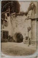 2 vues Lot. 209. Marcillac [Marcilhac-sur-Célé] : curieuse porte de l'abbaye. - Toulouse : maison Labouche frères, [entre 1900 et 1912]. - Photographie