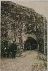 2 vues - Le Lot. 236. Rocamadour : le tunnel de la route de Cahors / photographie Henri Jansou (1874-1966). - Toulouse : maison Labouche frères, [entre 1900 et 1940]. - Photographie (ouvre la visionneuse)