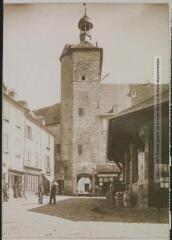2 vues - Le Lot. 293. Martel : tour de l\'Horloge et mairie. - Toulouse : maison Labouche frères, [entre 1900 et 1920]. - Photographie (ouvre la visionneuse)
