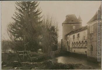 2 vues - Le Lot. 298. Briance près Saint-Denis : le château. - Toulouse : maison Labouche frères, [entre 1900 et 1920]. - Photographie (ouvre la visionneuse)