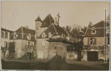 2 vues - Lot. Bretenoux : la place / photographie Amédée Trantoul (1837-1910). - Toulouse : maison Labouche frères, [entre 1900 et 1910]. - Photographie (ouvre la visionneuse)