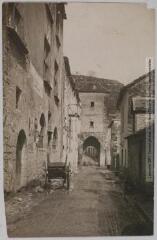 3 vues - Le Lot. 4. Rocamadour : la grand\'rue / [photographie Henri Jansou (1874-1966)]. - Toulouse : phototypie Labouche frères, [entre 1905 et 1925]. - Carte postale (ouvre la visionneuse)