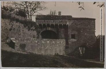 3 vues Le Lot. 66. Château de Castelnau (Bretenoux) : entrée du château. - Toulouse : phototypie Labouche frères, [entre 1905 et 1925], tampon d'édition du 11 juin 1920. - Carte postale