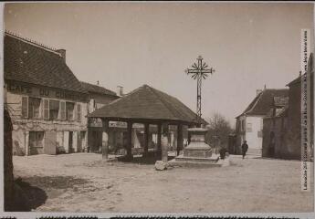 3 vues - Le Lot. 257. Livernon : place et halle. - Toulouse : phototypie Labouche frères, [entre 1905 et 1925]. - Carte postale (ouvre la visionneuse)