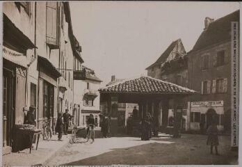 3 vues - Le Lot. 267. Lacapelle-Marival : la halle. - Toulouse : phototypie Labouche frères, [entre 1905 et 1925]. - Carte postale (ouvre la visionneuse)