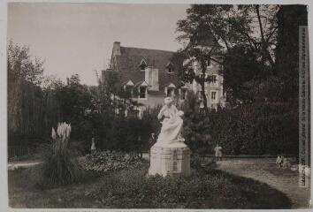 3 vues - Le Lot. 343. Souillac : le jardin public. - Toulouse : phototypie Labouche frères, [entre 1905 et 1925]. - Carte postale (ouvre la visionneuse)