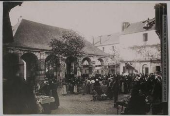 3 vues - Le Lot. 344. Souillac : place de la Halle. - Toulouse : phototypie Labouche frères, [entre 1905 et 1925]. - Carte postale (ouvre la visionneuse)