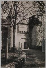 3 vues Le Lot. 436. Cenevières [Cénevières] : porte d'entrée du château / [photographie Henri Jansou (1874-1966)]. - Toulouse : phototypie Labouche frères, [entre 1905 et 1925], tampon d'édition du 18 septembre 1919. - Carte postale