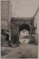 3 vues - Le Lot. 452. Vallée du Lot. Saint-Pierre-Toirac : la porte / [photographie Henri Jansou (1874-1966)]. - Toulouse : phototypie Labouche frères, [entre 1905 et 1925]. - Carte postale (ouvre la visionneuse)