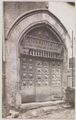 2 vues - Lozère. 145. Mende : vieille porte ogivale / photographie Henri Jansou (1874-1966). - Toulouse : maison Labouche frères, [entre 1900 et 1940]. - Photographie (ouvre la visionneuse)