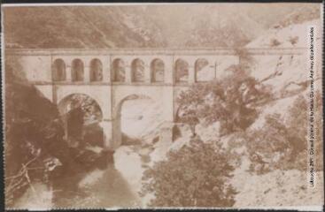 2 vues - Lozère. 226. Pont Louis Philippe près Villefort / photographie Amédée Trantoul (1837-1910). - Toulouse : maison Labouche frères, [entre 1900 et 1910]. - Photographie (ouvre la visionneuse)