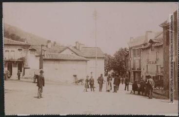 2 vues - Lozère. 230. Villefort : place du Portalet / photographie Amédée Trantoul (1837-1910). - Toulouse : maison Labouche frères, [entre 1900 et 1910]. - Photographie (ouvre la visionneuse)
