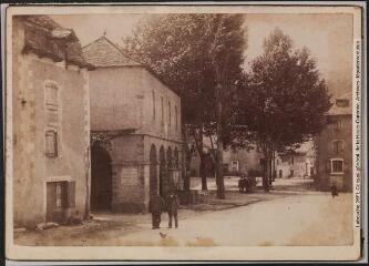 2 vues - Ispagnac : [intérieur du village]. - Toulouse : maison Labouche frères, [entre 1900 et 1910]. - Photographie (ouvre la visionneuse)