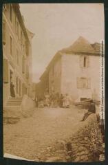 3 vues - La Lozère. 282. Bagnols-les-Bains : un coin de rue ancienne. - Toulouse : phototypie Labouche frères, [entre 1905 et 1925]. - Carte postale (ouvre la visionneuse)
