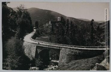 3 vues - La Lozère. 537. Route du Pont-de-Montvert : vieux château de Miral / [photographie Henri Jansou (1874-1966)]. - Toulouse : phototypie Labouche frères, [entre 1905 et 1925]. - Carte postale (ouvre la visionneuse)