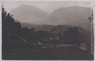 2 vues Les Basses-Pyrénées. 919. Arette près Aramits : vue sur la montagne de Séguit (alt. 1169 m). - Toulouse : maison Labouche frères, [entre 1900 et 1940]. - Photographie