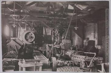2 vues - Tuilerie mécanique de Damiatte (Tarn) : salle de fabrication / photographie Henri Jansou (1874-1966). - Toulouse : maison Labouche frères, [entre 1900 et 1940]. - Photographie (ouvre la visionneuse)