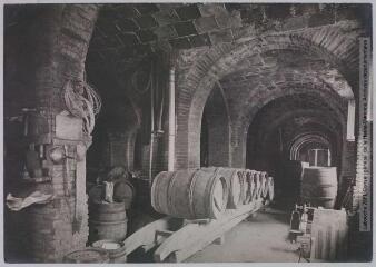 2 vues  - Château de Saurs : Lisle-sur-Tarn : les caves / photographie Henri Jansou (1874-1966). - Toulouse : maison Labouche frères, [entre 1920 et 1940]. - Photographie (ouvre la visionneuse)