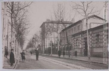 3 vues - Le Tarn. 725. Albi : collège Sainte-Marie. - Toulouse : phototypie Labouche frères, [entre 1905 et 1937]. - Carte postale (ouvre la visionneuse)