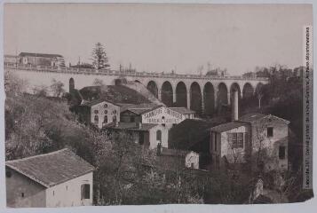 3 vues - Le Tarn. 759. Albi : les tanneries et le viaduc. - Toulouse : phototypie Labouche frères, [entre 1905 et 1937]. - Carte postale (ouvre la visionneuse)