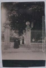 4 vues - Couvent d\'Oulias : Vierge du marronnier. - Toulouse : phototypie Labouche frères, [entre 1905 et 1937]. - Carte postale (ouvre la visionneuse)