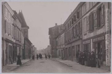 2 vues - Le Tarn-et-Garonne. 75. Grisolles : avenue de Toulouse / photographie Henri Jansou (1874-1966). - Toulouse : maison Labouche frères, [entre 1900 et 1940]. - Photographie (ouvre la visionneuse)